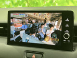 画面いっぱいに映像が表示され、停車中に番組などを楽しめるモニターです。映像の内容を確認しやすい大きさで、休憩時間の車内でも過ごし方の幅を広げてくれます。