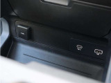 小物の収納に便利なスペースとUSBポートを配置しています。