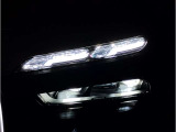 【LEDヘッドライト】先進のLEDテクノロジーを採用。放射される白色光の周波特性は太陽光に近く、バイキセノン・ヘッドライトを上回るコントラストで更に明るく輝きます!
