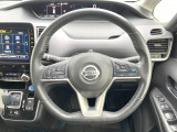 【純正革巻きステアリング】上質な革を使用することで、手にしっかり馴染みとても運転しやすいハンドルです♪