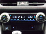 ☆左右独立温度コントロールオートエアコン☆運転席、助手席それぞれで好みの温度設定ができるので、ドライバーも、同乗者も、快適な温度で過ごせます♪