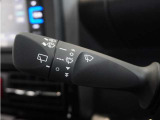 ◆ワイパー・ウォッシャースイッチ◆ワイパーは雨量に応じて切り替え可能なスイッチがついており、ウォッシャースイッチは手前に引くと噴射してフロントガラスを綺麗にしてくれます。