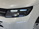 【LEDヘッドライト】悪天候や夜間走行時も良好な視界を確保し安心して運転できる高輝度LEDヘッドライトを装備!点灯速度が早く、消費電力も抑えられています。