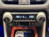 デュアルオートエアコン付きです。運転席・助手席でそれぞれ吹き出す風の温度や風量など自動調整してくれます。