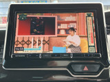 テレビ番組を画面で視聴でき、休憩中など停車時の車内時間を快適に過ごすのに役立ちます。映像が見やすく、待ち時間にも活用しやすい装備です。利用時は停車してお楽しみください。