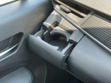 助手席の前にもドリンクホルダーが装備されていますのでとても便利です。