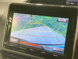 【バックカメラ】駐車時に後方がリアルタイム映像で確認できます。大型商業施設や立体駐車場での駐車時や、夜間のバック時に大活躍!運転スキルに関わらず、今や必須となった装備のひとつです!