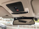 【SOSボタン】体調が悪くなったときや、事故に遭遇したとき、あおり運転にあっている時など、緊急時にボタンを押すと緊急サポートセンターにつながり、オペレーターが警察・救急への取次ぎを行います。
