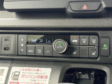 細かい操作なしで快適温度に調整してくれるオートエアコンです。冬でも快適にドライブできるシートヒーター付きです。