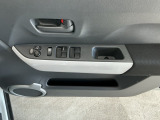 運転席のスイッチで全てのウィンドウの開閉操作を行うことができます。ロックボタンをONにしておくと、運転席以外のウィンドウは作動しないのでお子様を乗せているときなども安心ですね♪
