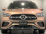 フロントグリル中央に大きく輝くスリーポインテッドスター。メルセデスベンツならではのステータスを強く感じる事ができます