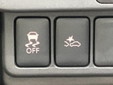 運転席まわりには、走行を支える装備のスイッチが並んでいます。図柄が見分けやすく、必要な装備の状態を確認しながら運転できる、実用性に配慮した配置です。