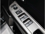 ◆フロントドア内側の手の届きやすい位置にドアミラーの電動格納スイッチ、角度調節スイッチがあります!◆