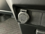 【アクセサリーソケット】12Vの電源は使いやすい位置に装備!用途は様々、スマホの充電やドラレコの電源として役に立ちます♪