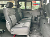 後部座席は足元にもゆとりがあり、ゆったりと座れるスペースを確保。乗車時の快適性にも配慮されており、仕事での移動はもちろん、ご家族や仲間とのお出かけにも便利です!