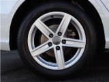 純正アルミホイールを装着し、タイヤサイズは205/55R16。A3セダンの上品なスタイリングにマッチしたデザインで、乗り心地と日常での扱いやすさにも配慮された足元です。