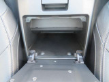 運転席と助手席の間には、収納スペースがあります。車検証入れ等を入れることができます。