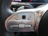 ハンドルスイッチ(左)は、運転中に手を離さずナビ画面を安全に操作できます。