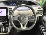 【純正革巻きステアリング】上質な革を使用することで、手にしっかり馴染みとても運転しやすいハンドルです♪