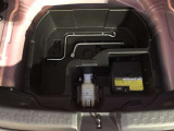 もしパンクをしてしまったら、この溶剤をエア注入口より入れて応急処置をしてください。重たいスペアタイヤを積んで走るより燃費の向上になるので、パンク修理キット搭載の車が増えているんです。