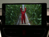 【鮮明なフルセグTV】高画質な映像でテレビ番組をお楽しみいただけます。同乗者を退屈させず、ドライブの休憩時間やお待ち合わせの間も車内で退屈せずゆったりと快適に過ごせます。