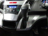 インパネシフトだから視線の移動も少なく足元もスッキリ。運転席もゆったりしているのでゆとりを持ってドライブできますね。