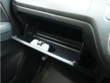 ◆グローブボックス◆サングラスや日焼け予防手袋など、運転時によく使うものもすっきり収納できます。