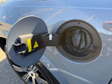 リチウムイオンバッテリ(18.8kWh)への充電口は助手席側のフロントフェンダーに配置。ご家庭の200V普通充電で充電可能です。