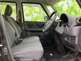 前席は座面と背もたれにゆとりがあり、運転席からの見通しも広々。明るい窓から自然光が入り、落ち着いた色合いの室内で快適に過ごせます。