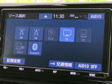 AM・FMやディスク、テレビ、SD、Bluetoothなど、複数の音源を画面から選べます。交通情報の表示にも対応し、利用したい項目を見比べながら選択できるため、日々の移動を快適にサポートします。