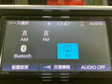 AM・FMやBluetoothなど、利用できる音源を画面上で確認できます。音楽やラジオを楽しみたい時に選びやすく、画面表示を見ながら音源を切り替えられる便利な装備です。