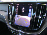 リバース時は後方を確認でき、駐車時の安心感をサポートします。