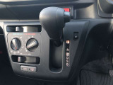 操作しやすいATシフトです。シフトチェンジを気にしなくてよいので運転だけに集中できますね。自然と手に届くところにある、手になじむ形状のシフトノブがいいですね。