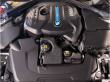 【BMWエンジン】革新的なガソリン・エンジン・テクノロジーによる高性能かつ高効率。レスポンスの良いパワーを発揮。常にスムーズな吸気を実現しアクセル開度にダイレクトに反応しドライビングを楽しく演出。