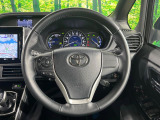 【純正革巻きステアリング】上質な革を使用することで、手にしっかり馴染みとても運転しやすいハンドルです♪