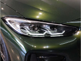 【LEDヘッドライト】先進のLEDテクノロジーを採用。放射される白色光の周波特性は太陽光に近く、バイキセノン・ヘッドライトを上回るコントラストで更に明るく輝きます!