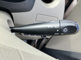 操作しやすい位置に配置されたウインカーレバーです。スムーズな操作で、安全な車線変更をサポートします。運転の信頼性が向上します。