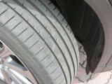 タイヤの状態も掲載しています。中古車選びで気になる部分までご確認いただけます。