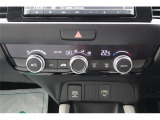 オートエアコンです。簡単操作で車内温度をコントロールします。