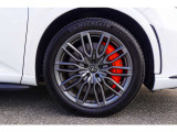 21インチ Fスポーツ専用アルミホイールです。LEXUSロゴ入りのオレンジブレーキキャリパーです。