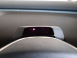 ステアリングの奥にはメーター類は一切なく、代わりに赤外線カメラが備わります 運転者の注意散漫や眠気を検知し、警告のメッセージを表示します