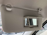 サンバイザーに鏡がついていますので、車から降りる前に身だしなみチェックが出来ます。