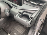 運転席の手の届きやすい位置にドリンクホルダーがある為、とても便利です!