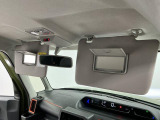 【サンバイザー】車内で身だしなみを整えるためのバニティミラーがセット。お化粧直しや髪型のチェックに活用できます。