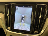 【360&deg;ビューカメラ】4台の高解像度カメラで360度の鳥瞰図を表示。隣の車や壁、死角にある障害物などを画面で確認できるため、狭いスペースでの駐車・出入りも安心です。