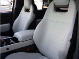運転席・助手席にはシートヒーター&ベンチレーション機能を装備。季節を問わず快適にお過ごしいただけます。