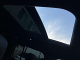 スライディングパノラミックルーフ装備。昼間は心地良い日の光を、夜は満天の星空をご覧いただけます。