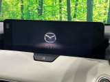 【12.3インチマツダコネクト】車内の雰囲気にマッチした大型ディスプレイ。スマホ接続でのナビ使用やBluetooth再生等、様々な機能が楽しめます。直感的なダイヤル操作が可能で、使い勝手も良好です。