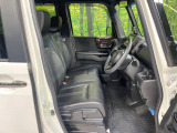 運転席まわりには十分なスペースがあり、大柄な方でもゆったり運転していただける環境です。