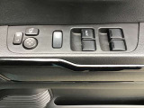 ドアミラーの調整、パワーウィンドウスイッチと集中させています